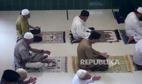 Jamaaah Masjid Al Furqan berdzikir usai pelaksanaaan shalat Jumat di Kompleks Jaka Purwa, Kecamatan  Bandung Kidul, Bandung, Jumat (20/3). Mengantisipasi penyeberan virus SARS Cov-2 penyebab COVID19 masjid ini menerapkan kaidah penjarakkan sosial (Social Distancing) pada pengaturan shafnya.