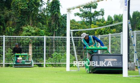 Dua pekerja melakukan perawatan rumput lapangan di Training Center PSSI di Ibu Kota Nusantara (IKN), Penajam Paser Utara, Kalimantan Timur, Jumat (14/2/2025). 