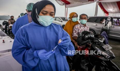 Seorang petugas kesehatan bersiap untuk menyuntikkan satu dosis vaksin COVID-19 Sinovac  (ilustrasi) 