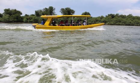 Penumpang menaiki perahu melewati Sungai Porong menuju menuju Pulau Lusi di Kabupaten Sidoarjo, Jawa Timur.