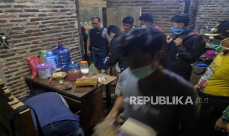 Petugas melakukan penggeledahan di rumah terduga teroris di Dukuh Ngepung, Subah, Kabupaten Batang, Jawa Tengah, Rabu (25/3/2020). Tim Densus 88 menangkap dua terduga teroris dengan satu diantaranya ditembak mati di tempat dan mengamankan beberapa barang bukti satu parang, sangkur, bilah golok, samurai dan kabel warna merah, putih serta kuning dengan panjang satu meter