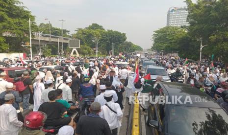 Massa aksi bela Palestina menyemuti area sekitar Monas Ahad (5/11/2023). 