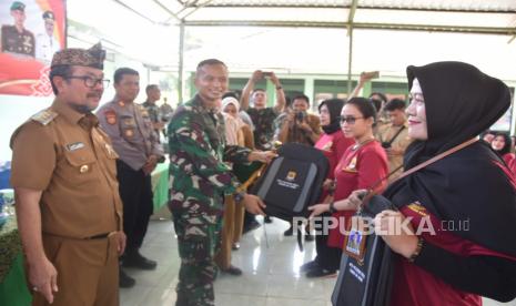 Puluhan anggota Persatuan Istri Prajurit (Persit) Kodim 0620/Kabupaten Cirebon mengikuti kegiatan pelatihan pembuatan barang kerajinan suvenir yang digelar Dinas Ketenagakerjaan (Disnaker) Kabupaten Cirebon, Jawa Barat. 