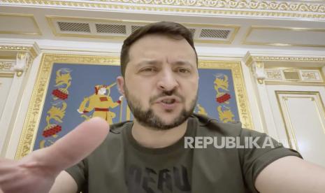 Dalam gambar dari video yang disediakan oleh Kantor Pers Kepresidenan Ukraina, Presiden Ukraina Volodymyr Zelenskyy berbicara dari Kyiv, Ukraina, 2 Juni 2022. 