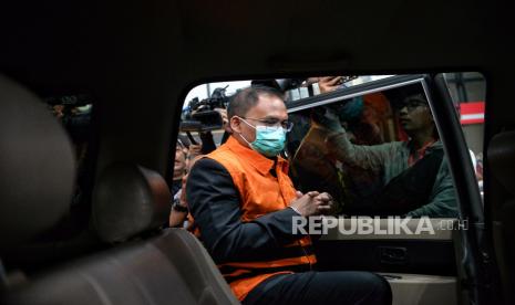 Tersangka Hakim Yustisial Edy Wibowo menaiki mobil tanahan usai dihadirkan dalam konferensi pers pengumuman penahanan tersangka di Gedung Merah Putih KPK, Jakarta, Senin (19/12/2022). KY sebut tertutupnya informasi perkara di Mahkamah Agung menjadi celah korupsi.