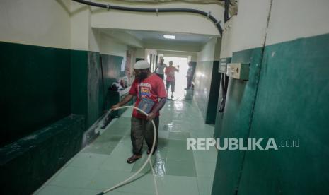 Pengurus masjid membersihkan area Masjid Agung Sunda Kelapa (MASK), Jakarta, Kamis (18/2). Program kerja bakti bersih-bersih masjid digelar setiap satu minggu sekali dan rutin dilakukan penyemprotan cairan disinfektan setiap hari usai melaksanakan ibadah shalat, sebagai upaya menjaga sterilisasi area masjid dari virus corona. Republika/Thoudy Badai