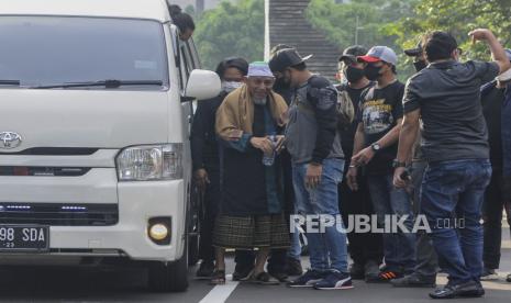 Pimpinan Khilafatul Muslimin Abdul Qadir Baraja (kiri) saat tiba di Mapolda Metro Jaya, Jakarta, Selasa (7/6/2022). Ditreskrimum Polda Metro Jaya menangkap Abdul Qadir Baraja di Lampung setelah ditetapkan sebagai tersangka terkait penyebaran berita bohong yang dapat menimbulkan keonaran dan kegaduhan di tengah masyarakat serta tindak pidana organisasi masyarakat yang bertentangan dengan Pancasila. Republika/Putra M. Akbar 