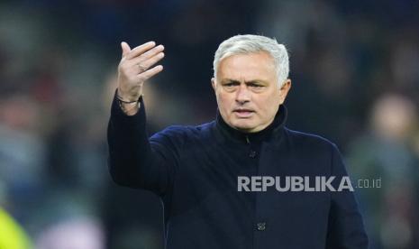  Pelatih kepala Roma Jose Mourinho memberi isyarat pada pertandingan sepak bola leg pertama playoff Liga Europa Liga Europa antara FC Red Bull Salzburg dan AS Roma di Red Bull Arena di Salzburg, Austria, Jumat (24/2/2023) dini hari WIB 