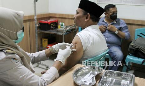 Petugas kesehatan menyuntikkan vaksin meningitis kepada calon jamaah umrah di Kantor Kesehatan Pelabuhan Kelas II Surabaya di Juanda, Sidoarjo, Jawa Timur, Senin (28/11/2022). Menteri Haji dan Umrah Arab Saudi Tawfiq Al Rabiah menegaskan bahwa vaksinasi meningitis bukan syarat wajib bagi jamaah umrah, termasuk jamaah umrah Indonesia. 