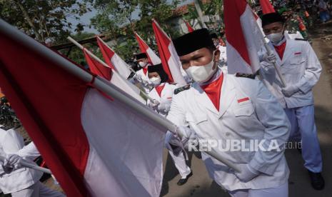 Peserta membawa bendera Merah Putih pada Kirab Merah Putih di Pekalongan, Jawa Tengah, Kamis (31/3/2022). Kirab bertema Dengan Keukhuwahan Sejati, Tidak Akan Menggoyahkan Persatuan dan Kesatuan itu diikuti oleh anggota TNI, Polri, ASN, pelajar, dan masyarakat. 