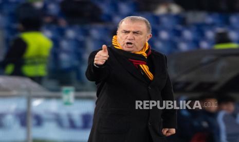 Pelatih Galatasaray Fatih Terim memberi isyarat selama pertandingan sepak bola Liga Eropa UEFA antara SS Lazio dan Galatasaray Istanbul di Stadion Olimpico di Roma, Italia, Jumat (10/12).