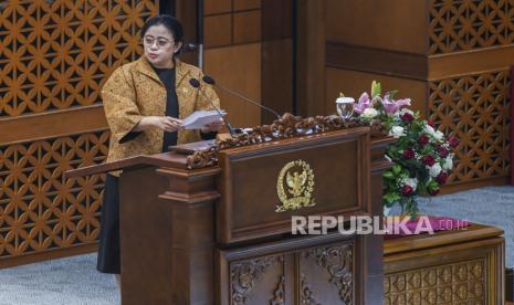 Ketua DPR Puan Maharani memberikan sambutan saat  rapat paripurna ke-28 masa persidangan V tahun 2021-2022 di Kompleks Parlemen, Senayan, Jakarta, Kamis (7/7/2022). Rapat Paripurna tersebut mengesahkan RUU tentang pendidikan dan layanan psikologi, mengesahkan RUU tentang pemasyarakatan, mendengarkan pendapat fraksi terhadap RUU usul inisiatif Komisi II DPR tentang pembentukan Provinsi Papua Barat Daya dan mendengarkan pendapat fraksi terhadap RUU usul inisiatif Komisi IV DPR tentang konservasi sumber daya alam hayati dan ekosistemnya, serta penutupan masa persidangan V tahun sidang 2021-2022. 