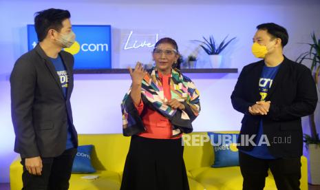 (dari kiri) Co-Founder & CMO tiket.com Gaery Undarsa, Menteri Kelautan & Perikanan RI Periode 2014-2019 Susi Pudjiastuti dan CEO tiket.com George Hendrata berbincang saat peluncuran Online Tiket Week (OTW) Lokal tiket.com di Jakata, Senin (22/11). tiket.com meluncurkan pesta diskon bernama Online Tiket Week (OTW) Lokal dengan fokus 100% mendorong popularitas destinasi wisata domestik dalam rangka pemulihan industri pariwisata nasional.Prayogi/Republika