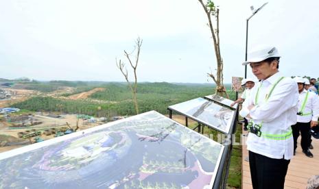 Presiden Jokowi saat meninjau progres pembangunan dan memasang bilah pertama Garuda di Kantor Presiden IKN, Kalimantan Timur, Jumat (22/9/2023). 