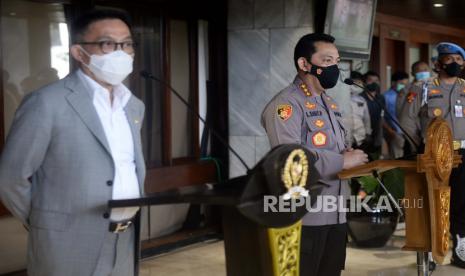 Ketua Komisi III DPR RI Herman Hery bersama Kabareskrim Polri yang juga calon Kapolri Komjen Pol Listyo Sigit Prabowo memberikan keterangan kepada wartawan usai mengikuti Uji Kelayakan dan Kepatutan Calon Kapolri di ruang Komisi III DPR, Kompleks Parlemen, Jakarta, Rabu (20/1). Calon Kapolri Komjen Pol Listyo Sigit Prabowo merupakan calon tunggal Kapolri yang diajukan Presiden Joko Widodo ke DPR untuk menggantikan Jenderal Pol Idham Aziz yang memasuki masa pensiun. Prayogi/Republika. 