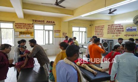 Orang yang menderita penyakit akibat panas memadati rumah sakit distrik di Ballia, negara bagian Uttar Pradesh, India, Selasa (20/6/2023).  Gelombang panas yang menyengat di dua negara bagian terpadat di India telah membuat rumah sakit kewalahan, memenuhi kapasitas kamar mayat dan mengganggu pasokan listrik. , memaksa staf untuk menggunakan buku untuk mendinginkan pasien saat petugas menyelidiki jumlah korban tewas yang meningkat.