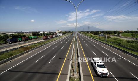  PT Jasamarga (Persero) Tbk melalui Representative Office 3 Transjawa Tollroad Regional Division (RO3 JTTRD) memprediksi sekitar 268.140 kendaraan akan meninggalkan Surabaya saat lebaran idul fitri 1443 H.  Kendaraan melaju di jalan tol Porong, Sidoarjo, Jawa Timur, Senin (10/5/2021). Pada H-3 Lebaran, arus lalu lintas di tol Porong Sidoarjo hingga jalan arteri dari Surabaya ke Malang serta arah sebaliknya terpantau masih sepi dan banyak didominasi kendaraan pengangkut barang.