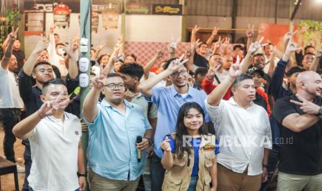 Relawan Solidaritas Anak Muda untuk Keberagaman dan Toleransi Indonesia (SAKTI) mensosialisasikan program Prabowo Subianto-Gibran Rakabuming lewat talkshow. 