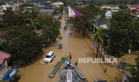 Pengemudi ojek Filipina telah memodifikasi kendaraannya untuk menjaga penumpang tetap kering dan lebih tinggi di atas air banjir.