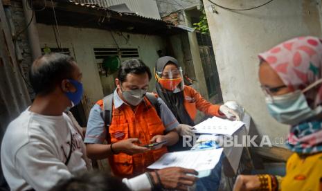 Petugas PT Pos Indonesia saat menyalurkan Bantuan Sosial Tunai (BST) 