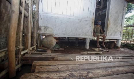 Seorang warga duduk di rumahnya di Cikeas Udik, Kabupaten Bogor, Jawa Barat, Jumat (15/5/2020). Kementerian PUPR melalui Direktorat Jenderal Perumahan pada tahun anggaran 2020 melalui program Bantuan Stimulan Perumahan Swadaya (BSPS) atau  bedah rumah, akan meningkatkan kualitas 208 ribu unit Rumah Tidak Layak Huni (RTLH) di seluruh Indonesia senilai Rp4,35 triliun dan membangun 12 ribu unit baru senilai Rp459 miliar