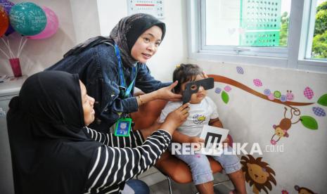 Petugas kesehatan melakukan pemeriksaan terhadap pasien anak di Puskesmas Tebet, Jakarta, Ahad (9/2/2025). Dinas Kesehatan DKI Jakarta menyatakan sebanyak 44 puskesmas siap memberikan program Cek Kesehatan Gratis (CKG) yang resmi akan dimulai secara nasional pada 10 Februari 2025. Guna memastikan kelancaran program ini, Pemprov DKI telah melakukan visitasi serta persiapan fasilitas kesehatan dan tenaga medis. Program ini bertujuan untuk meningkatkan kualitas kesehatan masyarakat Indonesia dan mengurangi beban penyakit yang bisa dicegah.