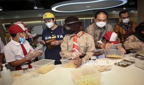 CEO PT Garudafood Putra Putri Jaya Tbk Fransiskus Johny Sugiarto (ketiga kanan), bersama siswa sekolah saat tur edukasi di Kantor Garudafood, Jakarta, Rabu (24/8/2022).