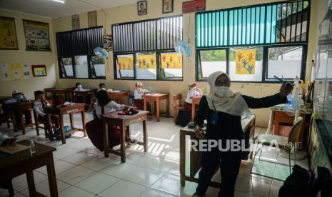 Pelajar mengikuti pembelajaran tatap muka di SDN Pondok Labu 14 Pagi, Jakarta Selatan, Senin (30/8). Sebanyak 610 sekolah di DKI Jakarta menggelar pembelajaran tatap muka secara terbatas dengan penerapan protokol kesehatan yang ketat. Republika/Thoudy Badai