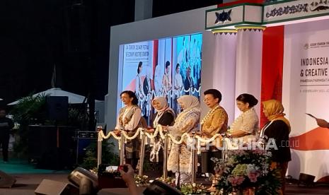 Ketua Dekranasda DIY, GKR Hemas, berfoto bersama istri Menparekraf, Nur Asia Uno di rangkaian kegiatan ASEAN Tourism Forum (ATF) 2023 di Jogja Expo Center,  Kamis (2/2/2023). 