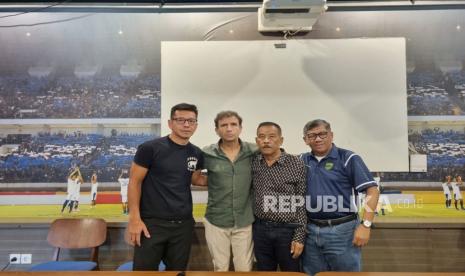 Direktur PT Persib Bandung Bermartabat Teddy Tjahjono (paling kiri), Pelatih Luis Milla, Komisaris Umuh Muchtar dan Komisaris Kuswara S Taryono menggelar konferensi pers terkait keputusan pelatih Luis Milla mundur dari pelatih karena alasan keluarga di Graha Persib Bandung, Sabtu (15/7/2023). 