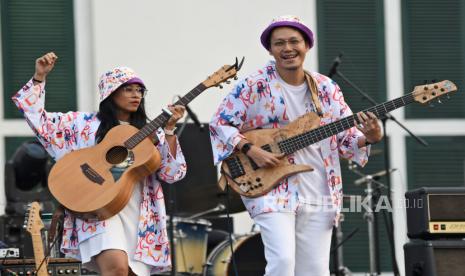 Duo Endah n Resha melantunkan lagu andalannya dalam pagelaran Jazz Goes To Kota Tua di Taman Fatahillah, kawasan Kota Tua, Jakarta, Ahad (16/10/2022). Pagelaran yang juga dimeriahkan sejumlah penyanyi dan grup musik, seperti Calvin Jeremy, Mocca Band, Citra Scholastika, Rieka Roeslan, Danilla Riyadi, dan Ten2Five tersebut bertujuan untuk membangkitkan kembali daya tarik Kota Tua sebagai tempat wisata andalan Jakarta. 