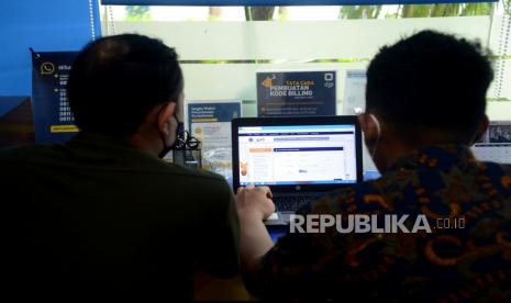 Pegawai membantu Wajib Pajak yang hendak melaporkan Surat Pemberitahuan Tahunan (SPT) Pajak di Kantor Pelayanan Pajak Pratama Jakarta Tanah Abang Tiga.