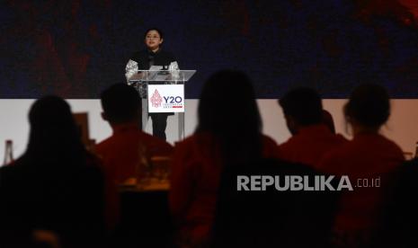 Ketua DPR Puan Maharani menyampaikan pidato dalam acara Networking Night KTT Y20 Indonesia 2022 di Jakarta, Ahad (17/7/2022). KTT Y20 yang diselenggarakan oleh Indonesian Youth Diplomacy (IYD) dan merupakan rangkaian dari presidensi G20 tersebut membahas empat isu prioritas yakni ketenagakerjaan pemuda, transformasi digital, planet yang berkelanjutan dan layak huni, serta mengenai keberagaman dan inklusifitas. 