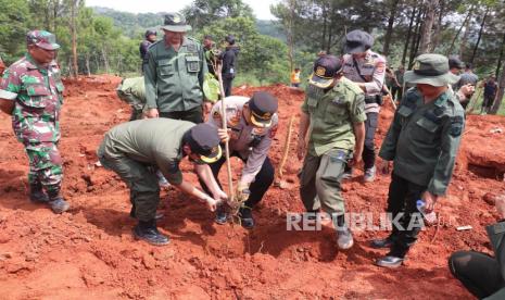 Polres Sukabumi dan tim Gabungan melakukan penutupan ratusan galian lubang penambangan emas tanpa izin di Kabupaten Sukabumi, Kamis (8/6/2023).