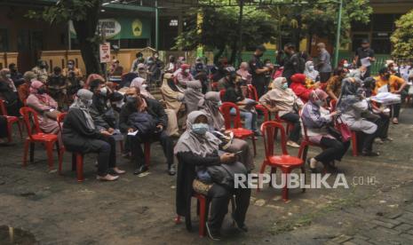 Sejumlah guru menunggu pemberian vaksin COVID-19 di SDIT Al-Muhajirin, Depok, Jawa Barat, Selasa (18/5/2021). Vaksinasi kepada 2.000 orang dengan sasaran guru dan petugas sekolah tersebut dilakukan untuk mempercepat program vaksinasi COVID-19 sekaligus persiapan untuk pembelajaran tatap muka di Kota Depok.