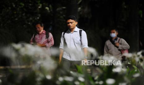 Pekerja berjalan saat jam pulang kerja di area pedestrian kawasan Sudirman, Jakarta, Selasa (17/5/2022). Pemerintah melalui Presiden Joko Widodo melonggarkan kebijakan aturan terkait pemakaian masker yakni memperbolehkan tidak mengenakan masker di luar ruangan apabila tidak dalam kondisi kerumunan, hal tersebut menyusul kondisi pandemi Covid-19 di Indonesia saat ini terkendali. Republika/Thoudy Badai