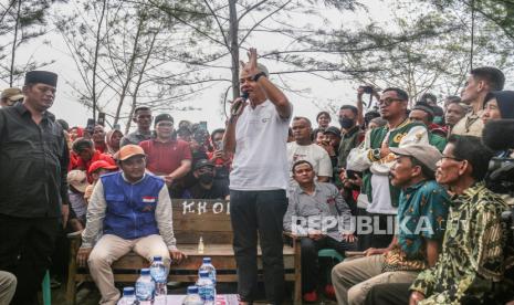 Calon presiden nomor urut 3 Ganjar Pranowo (tengah) berdialog dengan nelayan di Pantai Wonokerto, Pekalongan,  Jawa Tengah, Selasa (16/1/2024). Ganjar Pranowo mendengarkan keluh kesah nelayan di antaranya mahalnya bahan bakar minyak serta sulitnya menjual ikan hasil nelayan akibat gempuran impor ikan sehingga pihaknya menyatakan akan memastikan ketersediaan solar untuk nelayan serta memperbaiki model pelelangan untuk memaksimalkan penjualan ikan.  