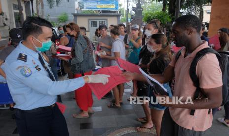 Imigrasi Klarifikasi Video Tim Medical WN China di Bandara. Foto: Pemeriksaan di Imigrasi bandara