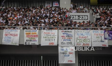 Spanduk dukungan untuk pasangan Calon Presiden dan Calon Wakil Presiden nomor urut 1 Anies Baswedan dan Muhaimin Iskandar yang terpasang saat kampanye akbar di Jakarta International Stadium, Jakarta, Sabtu (10/2/2024). Kampanye akbar bertajuk Bersatu, Berani, Berubah yang merupakan rangkaian kampanye terakhir sebelum masa tenang Pilpres 2024 tersebut dihadiri oleh ratusan ribu simpatisan dari berbagai daerah.