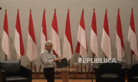 Mantan Gubernur Jawa Tengah Ganjar Pranowo bersiap menyampaikan paparan saat kuliah kebangsaan di Universitas Indonesia, Depok, Jawa Barat, Senin (18/9/2023). Kuliah kebangsaan tersebut bertajuk Hendak Kemana Indonesia Kita? Gagasan, Pengalaman dan Rancangan Para Pemimpin Indonesia.