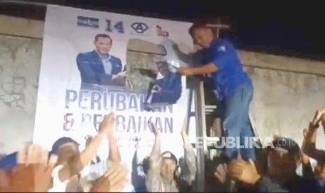 DPC Partai Demokrat Kabupaten Bogor mencopot foto Anies Baswedan dari baliho Partai Demokrat, Kamis (31/8/2023) malam. 