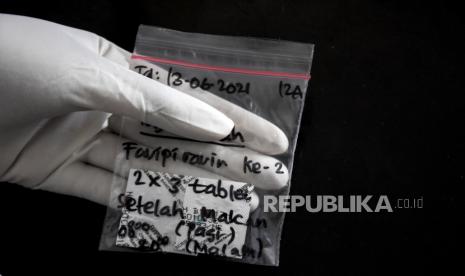 Tenaga kesehatan menyiapkan obat untuk pasien Covid-19 di Gedung BLK Manggahang, Baleendah, Kabupaten Bandung, Ahad (13/6). Menkes Budi Gunadi Sadikin meminta produsen obat Covid-19 menurunkan harga jual obat karena rakyat sedang susah. (ilustrasi)