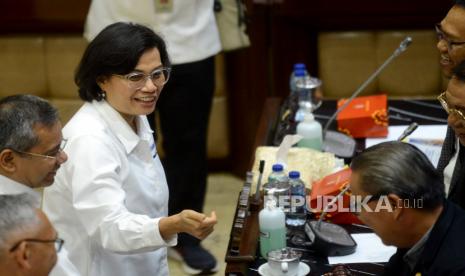 Menteri Keuangan Sri Mulyani Indrawati berbincang usai mengikuti rapat kerja dengan Komis XI di Kompleks Parlemen, Senayan, Jakarta, Senin (12/6/2023). Rapat kerja tersebut membahas pengantar Rencana Kerja Anggaran (RKA) dan Rencana Kerja Pemerintah (RKP) Kementerian Keuangan tahun 2024.