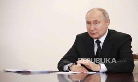 Presiden Rusia Vladimir Putin bertemu dengan Kepala Bashkortostan Radiy Khabirov (tidak digambarkan) di Ufa, negara bagian Bashkortostan, Rusia, 13 Januari 2023. Putin tiba di Ufa untuk menghadiri upacara perpisahan Murtaza Rakhimov, yang menjabat sebagai presiden pertama Republik dari Bashkortostan antara tahun 1993 dan 2010 dan meninggal pada tanggal 11 Januari 2023. 