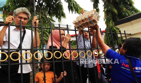 Warga mengangkat telur saat membeli barang kebutuhan pokok pada pasar murah di halaman Kantor Gubernur Papua, Kota Jayapura, Papua, Rabu (6/3/2024). Dinas Tanaman Pangan Holtikultura dan Pangan menggencarkan gerakan pangan murah untuk menstabilisasi pasokan dan harga pangan, pengendalian inflasi serta penanggulangan stunting dan keluarga rawan pangan di Papua.