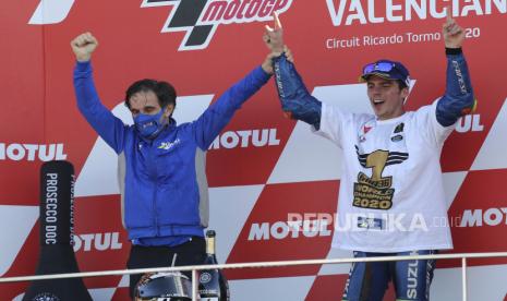  Juara Dunia 2020, pebalap Spanyol Joan Mir dari Tim SUZUKI ECSTAR merayakan dengan Manajer Tim SUZUKI ECSTAR Davide Brivio usai balapan MotoGP di GP Valencia di Sirkuit Ricardo Tormo di Valencia, Spanyol, Minggu, 15 November 2020.