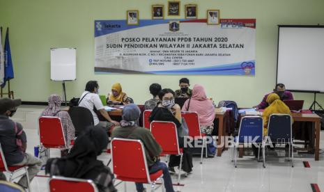 Sejumlah orang tua siswa mengantre untuk mendapatkan pelayanan di posko Penerimaan Peserta Didik Baru (PPDB) di SMA Negeri 70, Jakarta, Kamis (25/6). Proses PPDB jenjang SMA untuk jalur zonasi di DKI Jakarta resmi dibuka pada hari ini yang diperuntukkan bagi calon perserta didik berdomisili di wilayah Provinsi DKI Jakarta. PPDB jalur zonasi di DKI Jakarta menyediakan kuota 40 persen dari daya tampung sekolah. Apabila jumlah pendaftar melebihi daya tampung, seleksi dilakukan dengan pertimbangan usia calon peserta didik baru, urutan pilihan sekolah dan waktu mendaftar. Republika/Putra M. Akbar