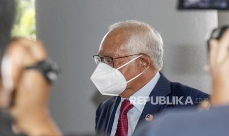  Mantan Perdana Menteri Malaysia Najib Razak (kanan) mengenakan masker saat tiba di Kompleks Pengadilan Kuala Lumpur, di Kuala Lumpur, Malaysia, 10 November 2021. Najib Razak tiba di pengadilan untuk menghadapi dakwaan terkait dengan perusahaan milik negara 1Malaysia Development Berhad (1MDB).