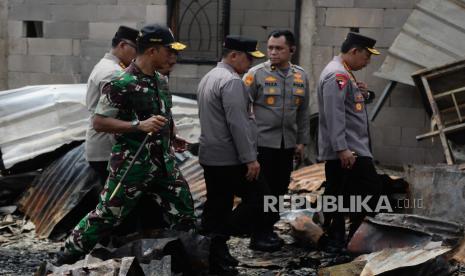 Kapolri Jenderal Listyo Sigit Prabowo (kanan) bersama Kapolda Metro Jaya Irjen Pol Fadil Imran (ketiga kanan) saat meninjau lokasi kebakaran di Depo Pertamina Plumpang, Jakarta Utara, Sabtu (4/3/2023).