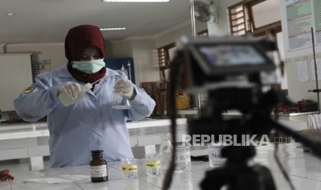 Seorang laboran membuat video pembelajaran praktikum di SMK-SMTI Yogyakarta, Umbulharjo, DI Yogyakarta, Senin (10/8/2020). Selama pandemi COVID-19, pengajar di sekolah tersebut membuat video pembelajaran praktikum agar siswa sekolah kejuruan tetap dapat mengerti prinsip dasar pelajaran praktik selama proses pembelajaran jarak jauh. 